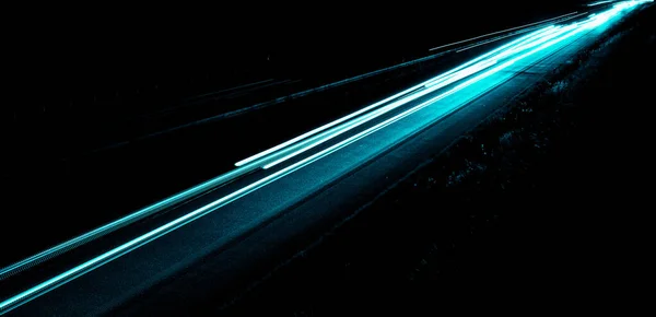 夜は青い車のライト 長時間露光 — ストック写真
