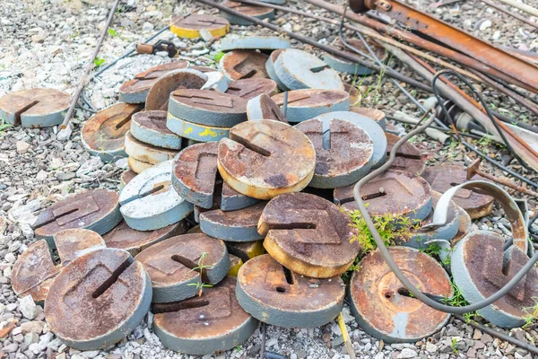 带有杆子的旧铁路废料 — 图库照片