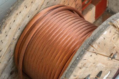 Ahşap bir varilde bakır kablo