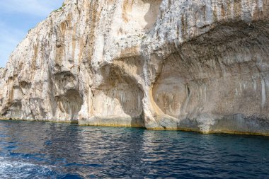 Hırvatistan 'ın kayalık adası mavi gökyüzüne karşı