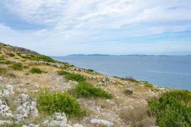 Hırvatistan 'ın kayalık adası mavi gökyüzüne karşı