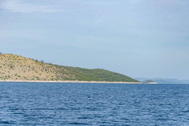 Hırvatistan 'ın kayalık adası mavi gökyüzüne karşı