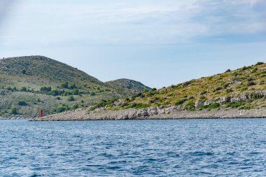 Hırvatistan 'ın kayalık adası mavi gökyüzüne karşı