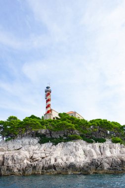 Hırvatistan 'ın kayalık adası mavi gökyüzüne karşı