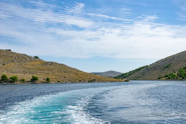 Hırvatistan 'ın kayalık adası mavi gökyüzüne karşı