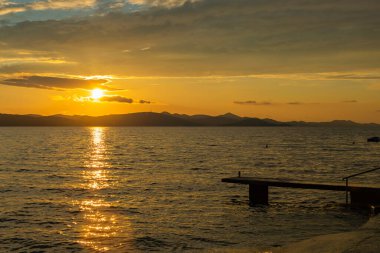 Hırvatistan 'da deniz üzerinde gün batımı