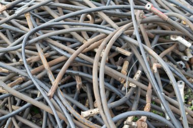 izolasyondaki eski alüminyum kablolar