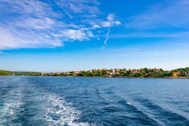 Kırmızı çatılı evleri olan Hırvat sahil kenti