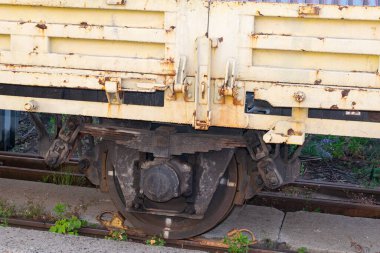 Bej boyalı bir tren vagonu.