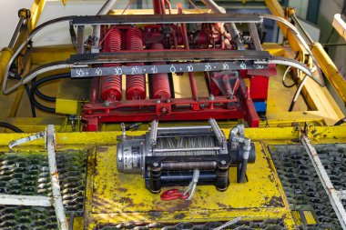 Trendeki sarı pantograf.