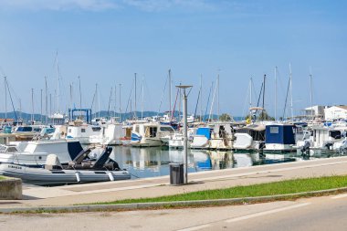 Zadar, Hırvatistan - 18.09. 2023 - Hırvatistan 'ın Zadar kıyı kentinde liman