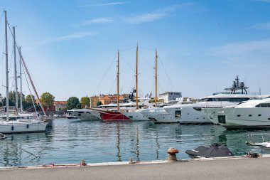 Zadar, Hırvatistan - 18.09. 2023 - Hırvatistan 'ın Zadar kıyı kentinde liman