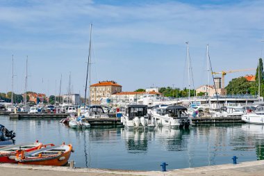 Zadar, Hırvatistan - 18.09. 2023 - Hırvatistan 'ın Zadar kıyı kentinde liman