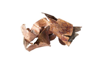 İzole edilmiş beyaz arkaplanda bakır talaşı.