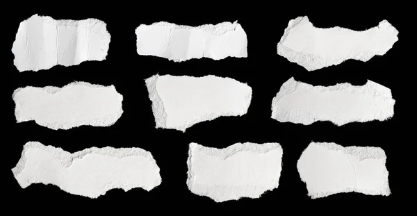 Siyah izole edilmiş arkaplan üzerine beyaz kağıt parçası
