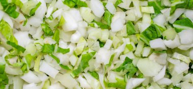 Küçük küplere doğranmış lahana. arkaplan veya doku