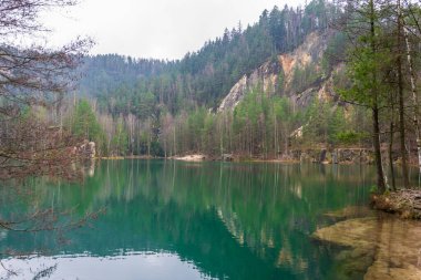 Çek Cumhuriyeti, Adrspach 'taki rock kasabasında göl