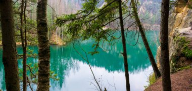 Çek Cumhuriyeti, Adrspach 'taki rock kasabasında göl