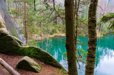 Çek Cumhuriyeti, Adrspach 'taki rock kasabasında göl