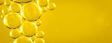 Sarı zemin üzerindeki suya yağ damlaları