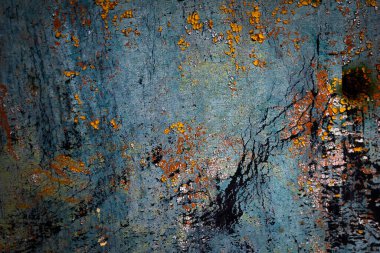 Renkli eski soyulmuş boyalarla boyanmış bir duvar.