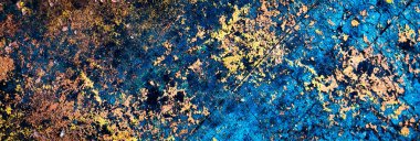 Renkli eski soyulmuş boyalarla boyanmış bir duvar.