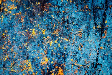 Renkli eski soyulmuş boyalarla boyanmış bir duvar.