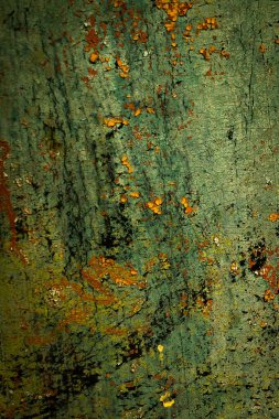 Renkli eski soyulmuş boyalarla boyanmış bir duvar.