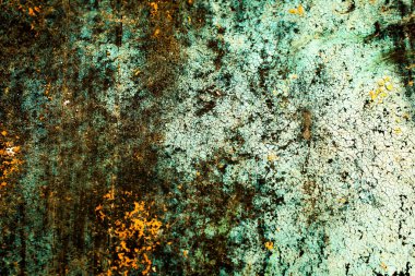 Renkli eski soyulmuş boyalarla boyanmış bir duvar.