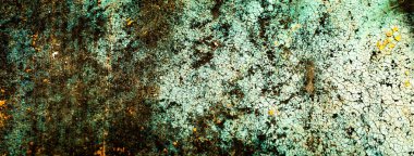 Renkli eski soyulmuş boyalarla boyanmış bir duvar.