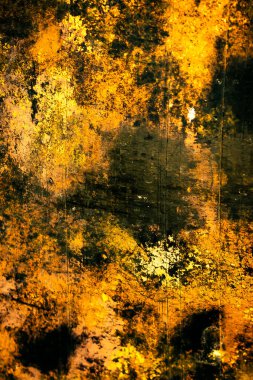 Renkli eski soyulmuş boyalarla boyanmış bir duvar.