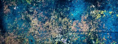 Renkli eski soyulmuş boyalarla boyanmış bir duvar.