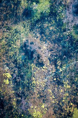 Renkli eski soyulmuş boyalarla boyanmış bir duvar.