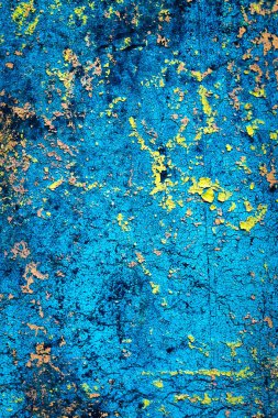 Renkli eski soyulmuş boyalarla boyanmış bir duvar.