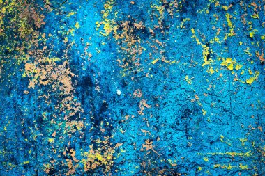 Renkli eski soyulmuş boyalarla boyanmış bir duvar.