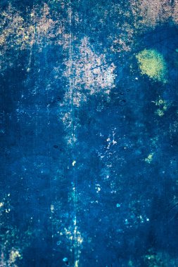 Renkli eski soyulmuş boyalarla boyanmış bir duvar.