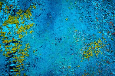 Renkli eski soyulmuş boyalarla boyanmış bir duvar.