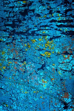 Renkli eski soyulmuş boyalarla boyanmış bir duvar.