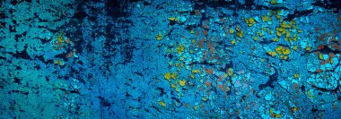 Renkli eski soyulmuş boyalarla boyanmış bir duvar.