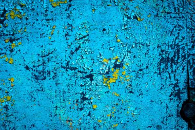 Renkli eski soyulmuş boyalarla boyanmış bir duvar.