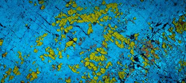 Renkli eski soyulmuş boyalarla boyanmış bir duvar.