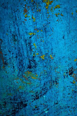 Renkli eski soyulmuş boyalarla boyanmış bir duvar.