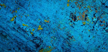 Renkli eski soyulmuş boyalarla boyanmış bir duvar.