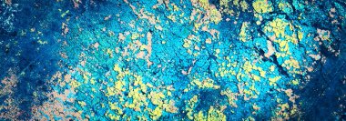 Renkli eski soyulmuş boyalarla boyanmış bir duvar.