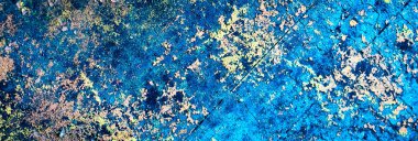 Renkli eski soyulmuş boyalarla boyanmış bir duvar.