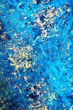 Renkli eski soyulmuş boyalarla boyanmış bir duvar.