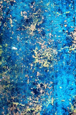 Renkli eski soyulmuş boyalarla boyanmış bir duvar.