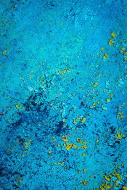 Renkli eski soyulmuş boyalarla boyanmış bir duvar.