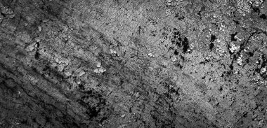 Beyaz eski soyan boyayla boyanmış siyah bir duvar.