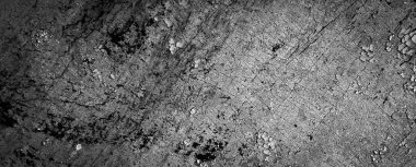 Beyaz eski soyan boyayla boyanmış siyah bir duvar.